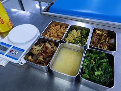 硬核配餐 一小時下線兩千斤米飯，鄭州企業以“媽媽的味道”打造餐飲管理新標桿